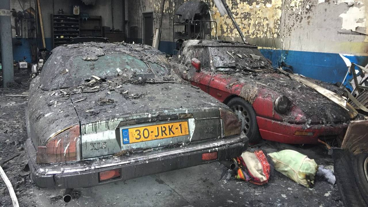 Negen oldtimers verwoest door uitslaande brand in loods, eigenaar 'kan