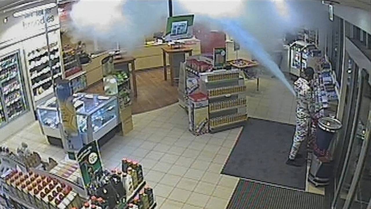 De man spoot de hele poederblusser leeg in het tankstation.
