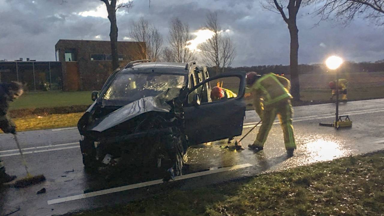Door de harde klap slingerde het motorblok uit de auto. (foto: SQ Vision)