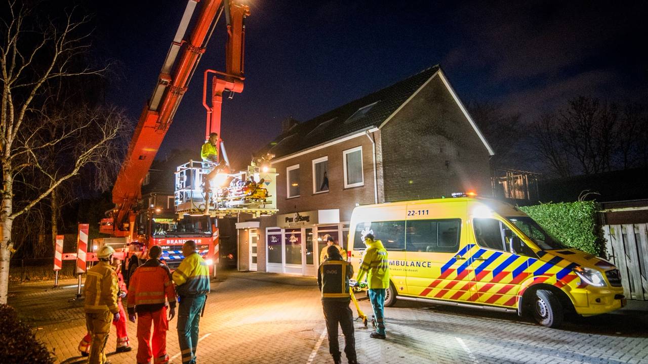 De man viel van het dak bij reparatiewerkzaamheden. (Foto: Sem van Rijssel/SQ Vision)