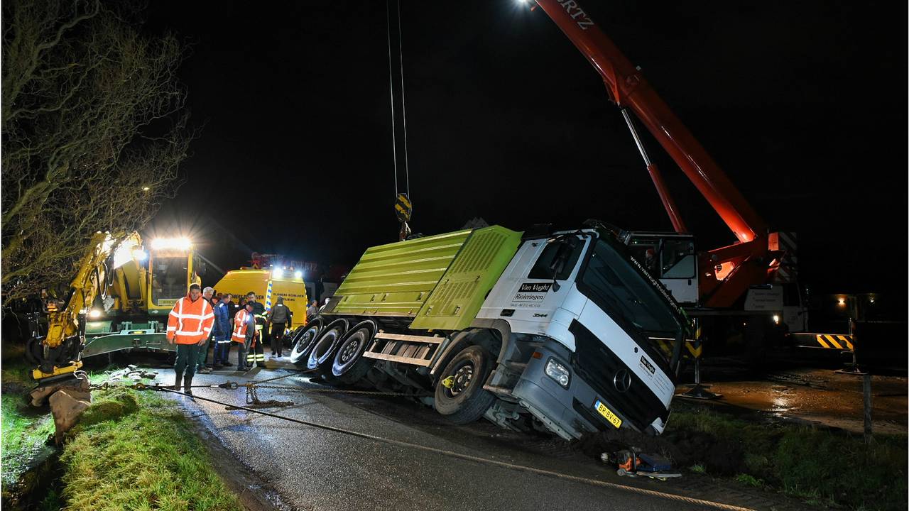 Met behulp van twee hijskranen werd de vrachtwagen uit de sloot gehaald. (Foto: Toby de Kort)
