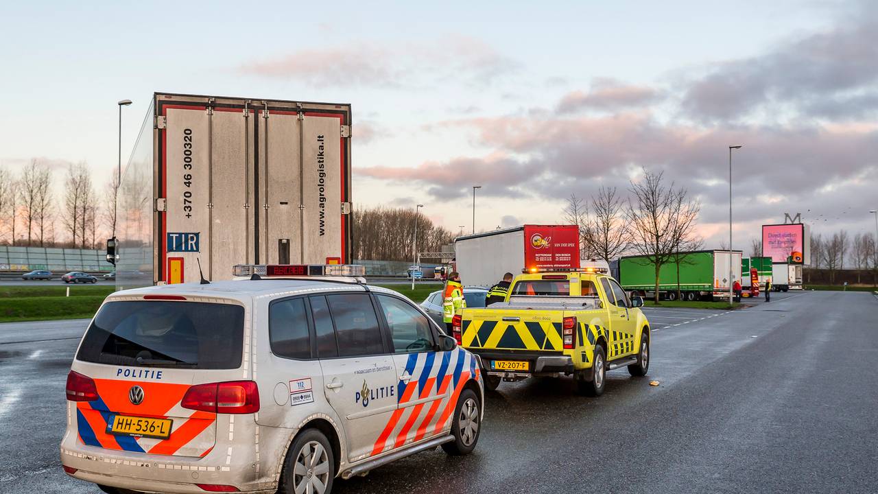 Het duo klom uit een vrachtwagen op de parkeerplaats. (Foto: Marcel van Dorst/SQ Vision)