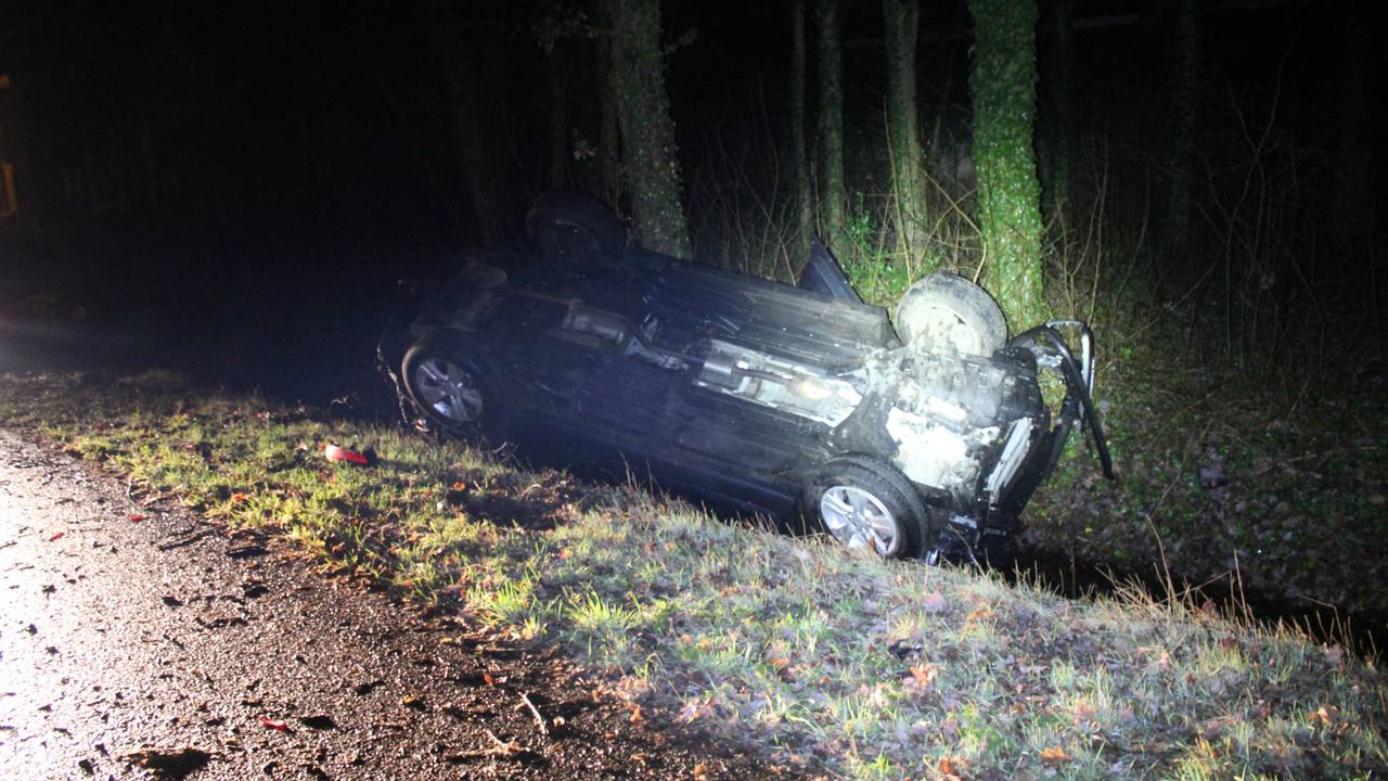 De auto eindigde in een greppel. (Foto: AS Media)