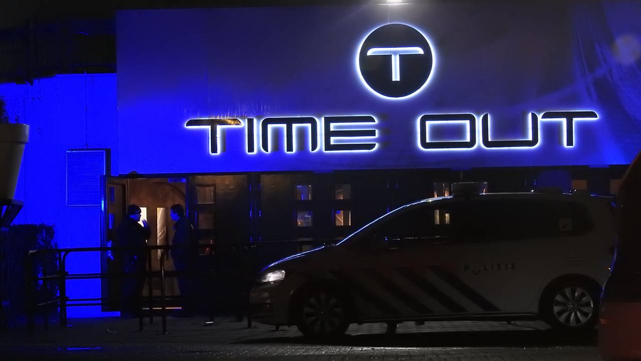 Beveiliger en auto's aangereden bij Time Out (foto: Danny van Schijndel).