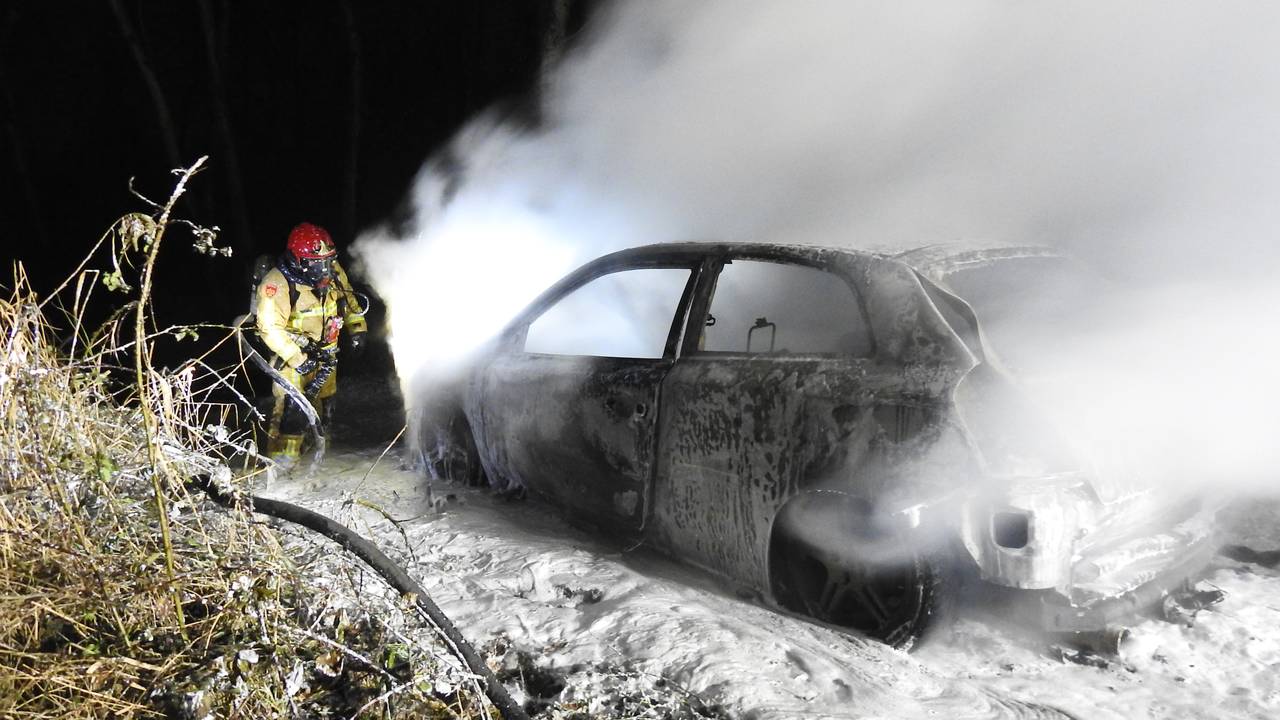 De auto is waarschijnlijk gedumpt. (Foto: Danny Schijndel / GinoPress)