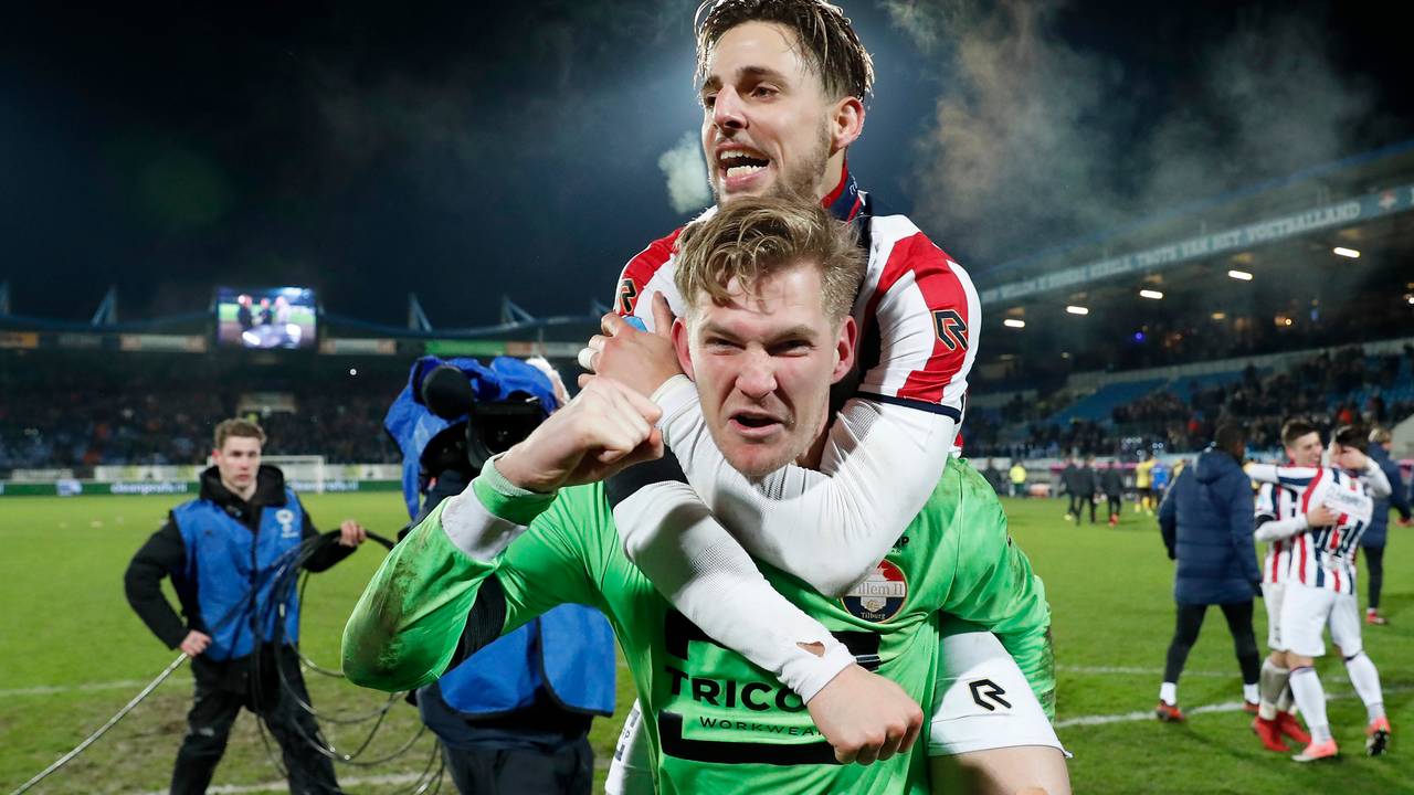 Keeper Branderhorst stopte de vijfde penalty van Roda JC en was de held van de avond. (Foto: VI Images)