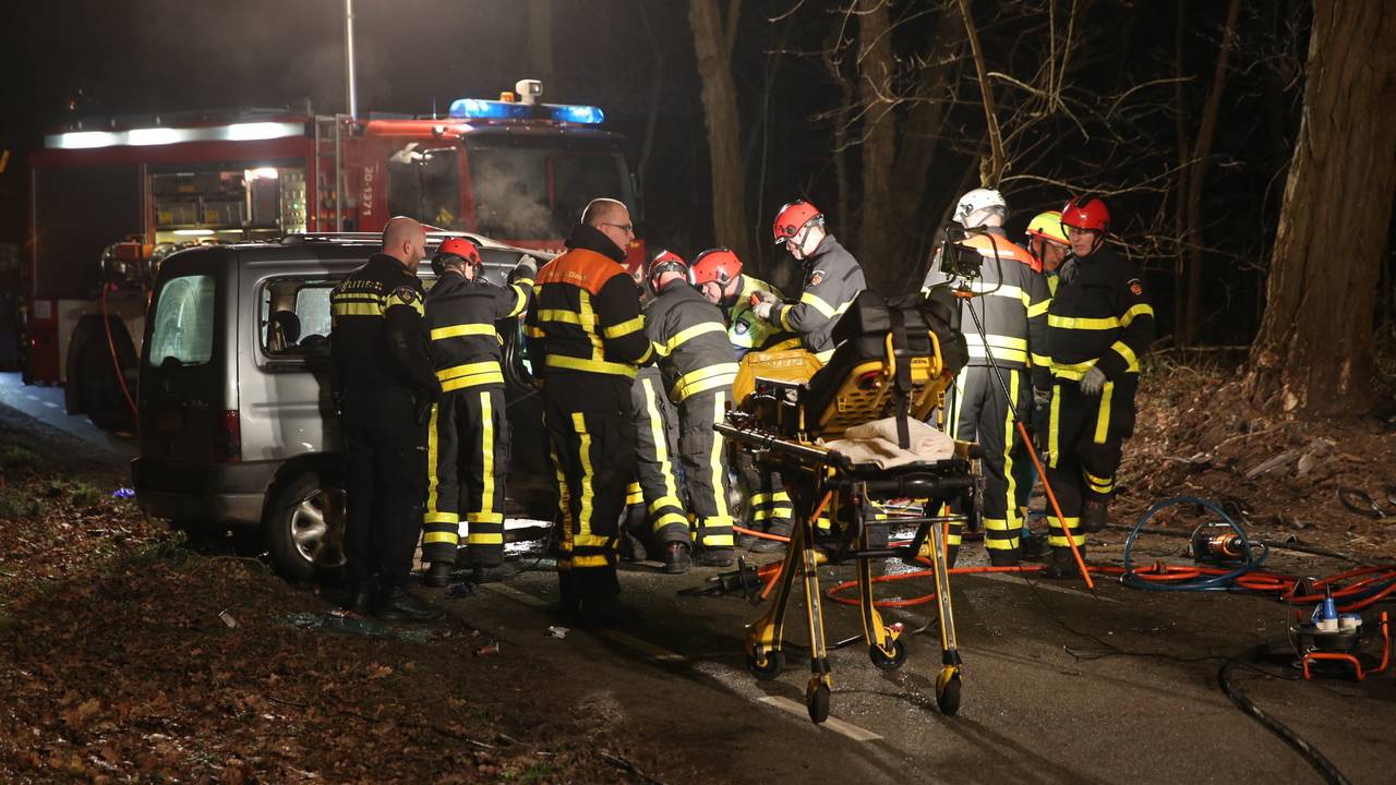 De bestuurder en bijrijdster worden door ambulancepersoneel behandeld. (foto: Christian Traets/SQ Vision)