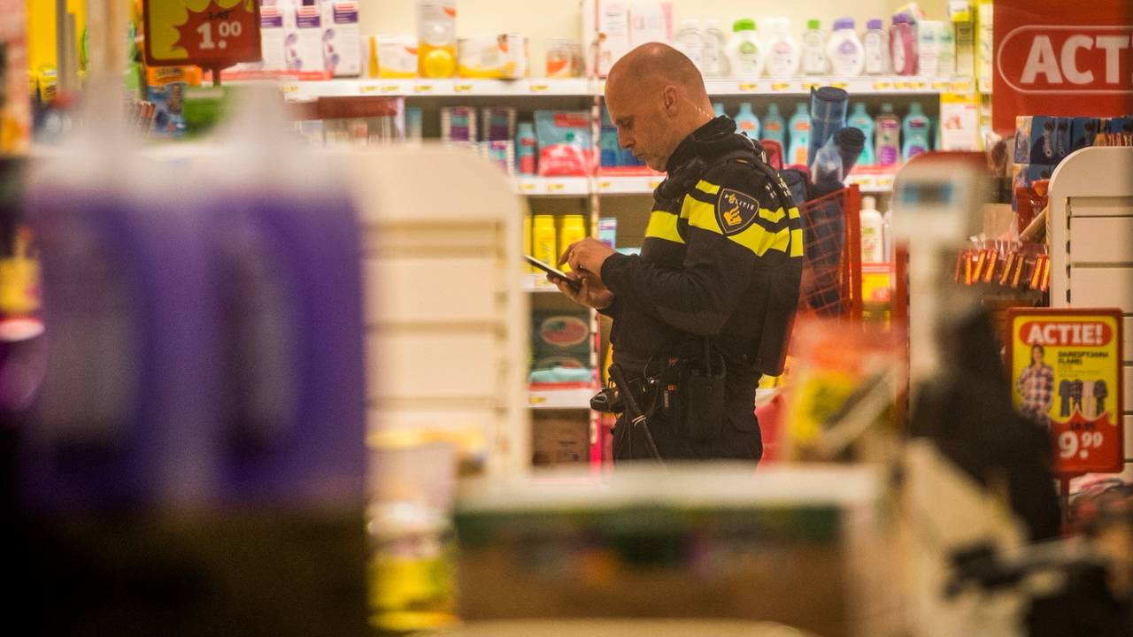 De overvaller bedreigde de medewerkers (foto: Sem van Rijssel/SQ Vision Mediaprodukties).