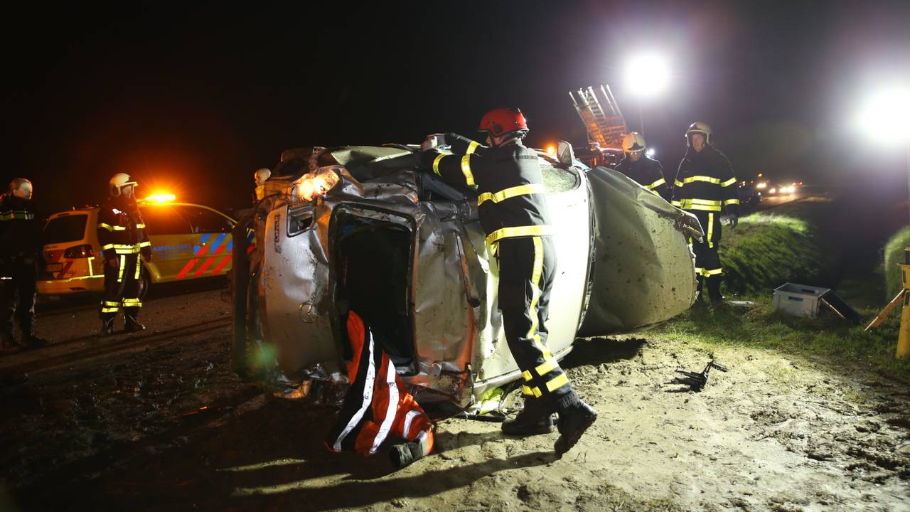 De auto kwam op zijn kant terecht. (Foto: Mathijs Bertens / Stuve Fotografie)