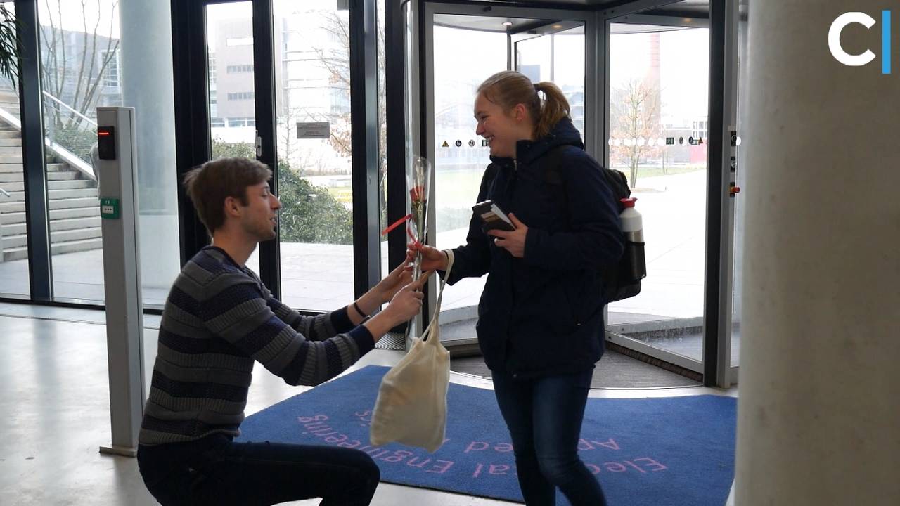 Een student geeft een roos aan een medestudent. (Beeld: TUeCursor)