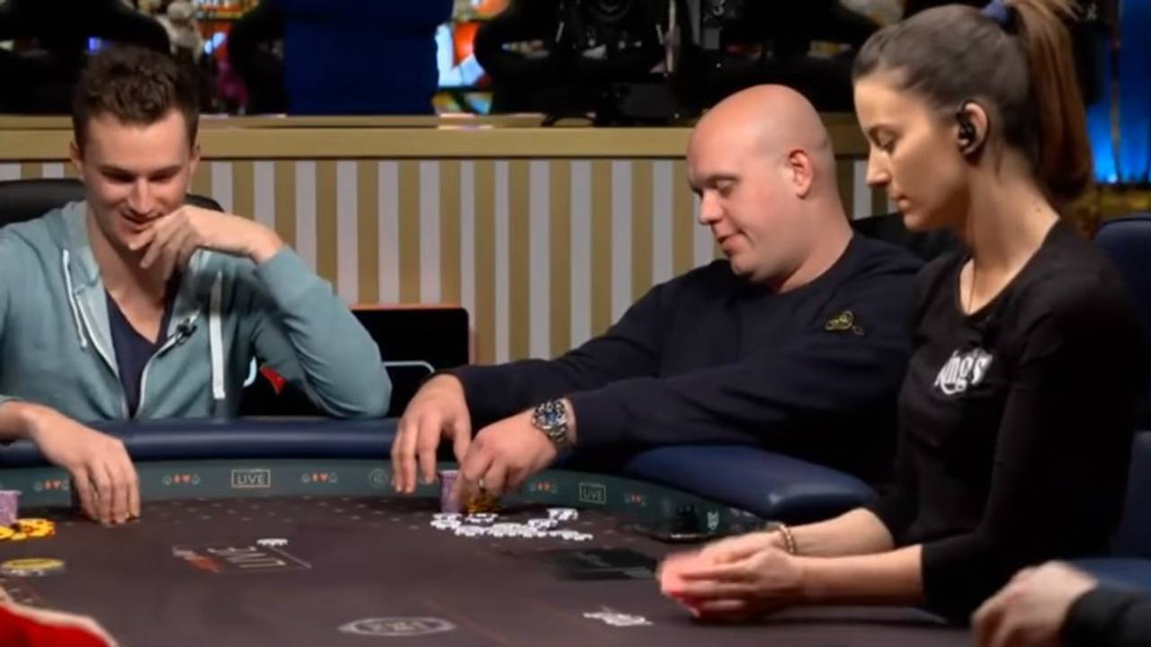 Michael van Gerwen aan de pokertafel in Tsjechië. (Beeld: YouTube)