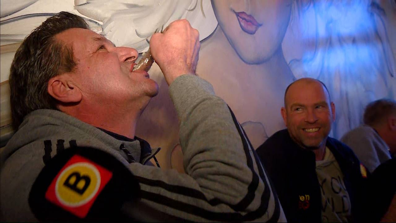 John Meeuwisse hapt een harinkje weg om de keel te verzachten