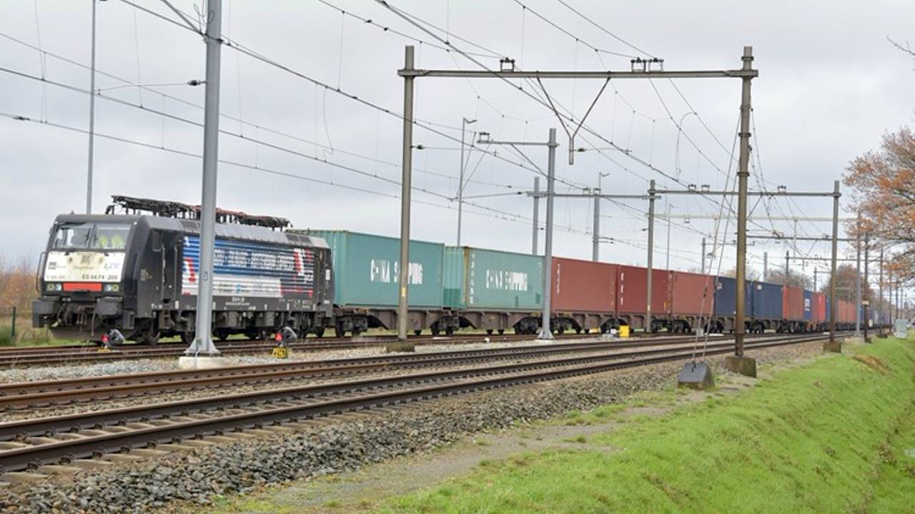 De drugs zaten verstopt onder een goederentrein. (Archieffoto: Jules Vorselaars)