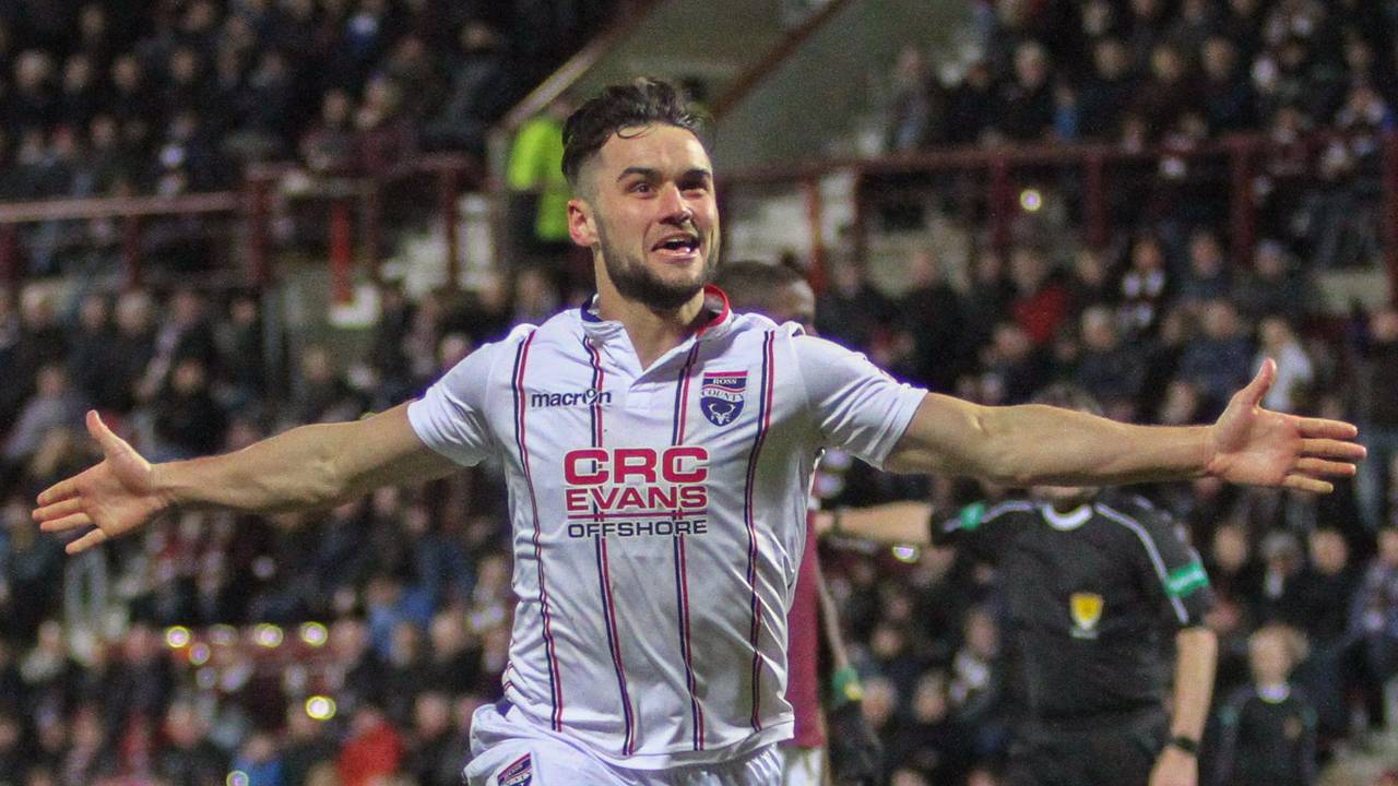 Alex Schalk juicht in het shirt van Ross County (foto: VI Images).