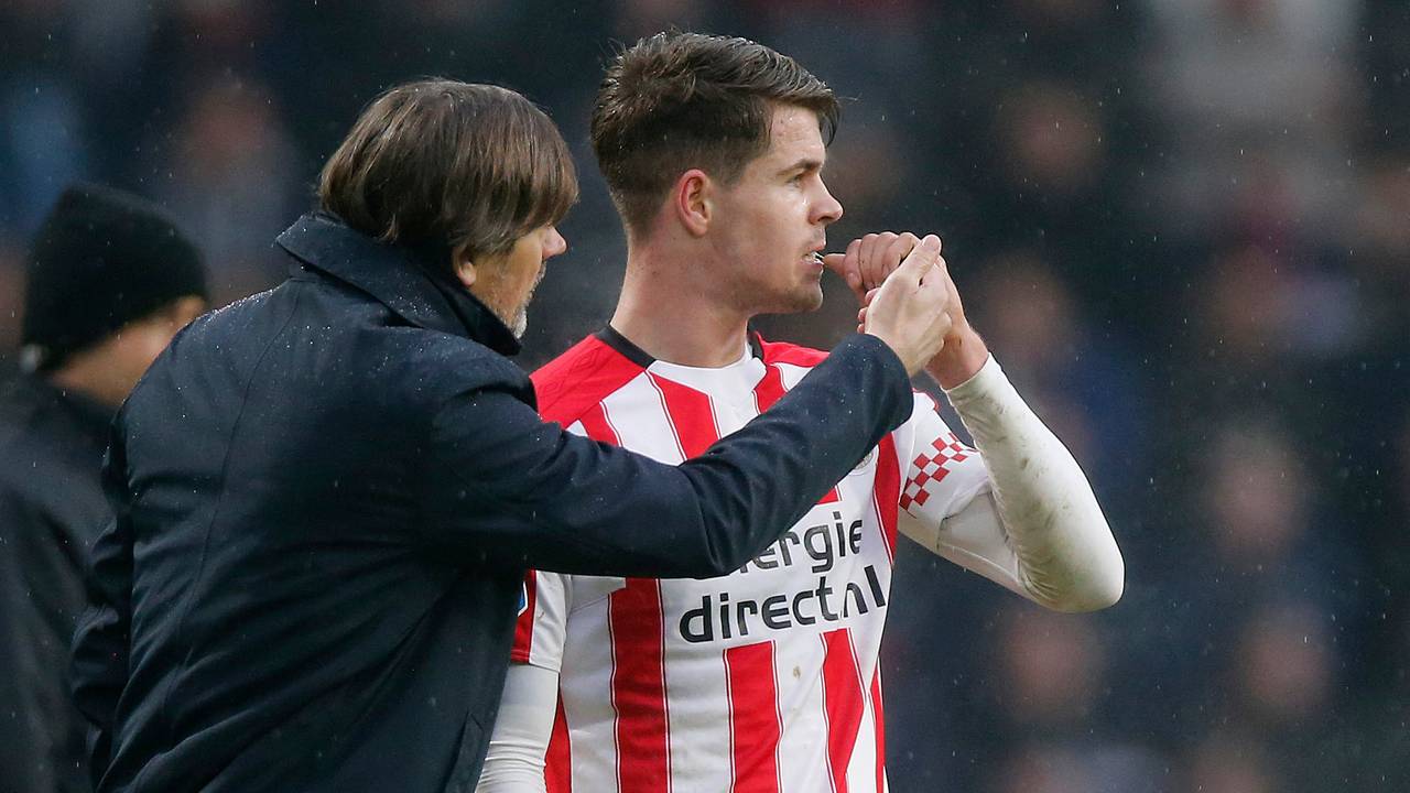 PSV-trainer Phillip Cocu moet aanvoerder Marco van Ginkel nog missen (foto: VI Images).
