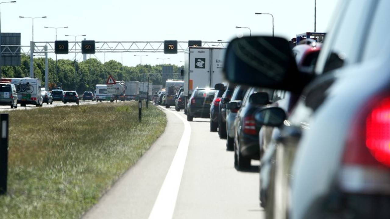 De linkerrijstrook is afgesloten voor verkeer. (Archieffoto)