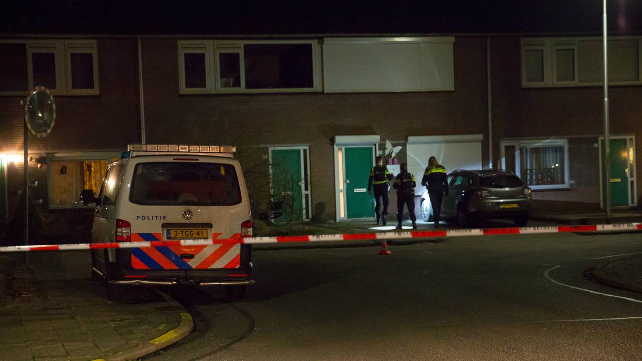 Het gezin heeft het beschoten huis verlaten. (Foto: Christian Traets)