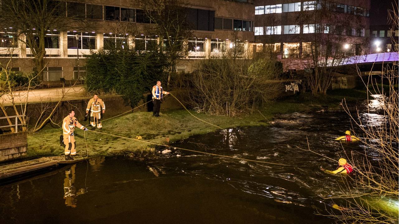 De brandweer zocht met duikteams naar de mannen. (Foto: Sem van Rijssel)