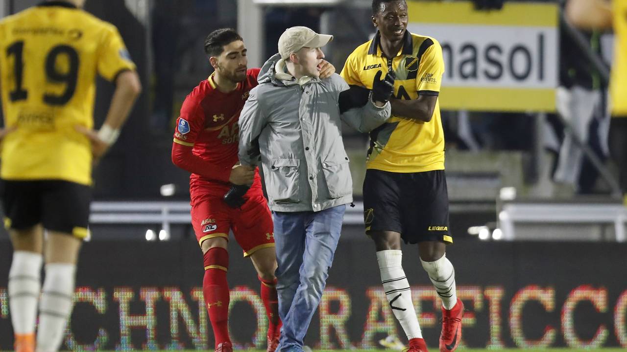 Alireza Jahanbakhsh (links) en  NAC-speler Sadiq Umar houden de Ier in bedwang. (foto VI Images)