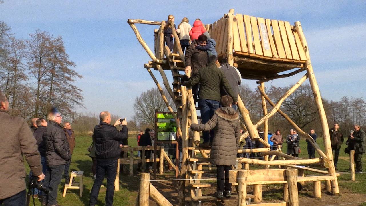 Ruud bouwde de nieuwe toren met veel hulp van vrijwilligers.