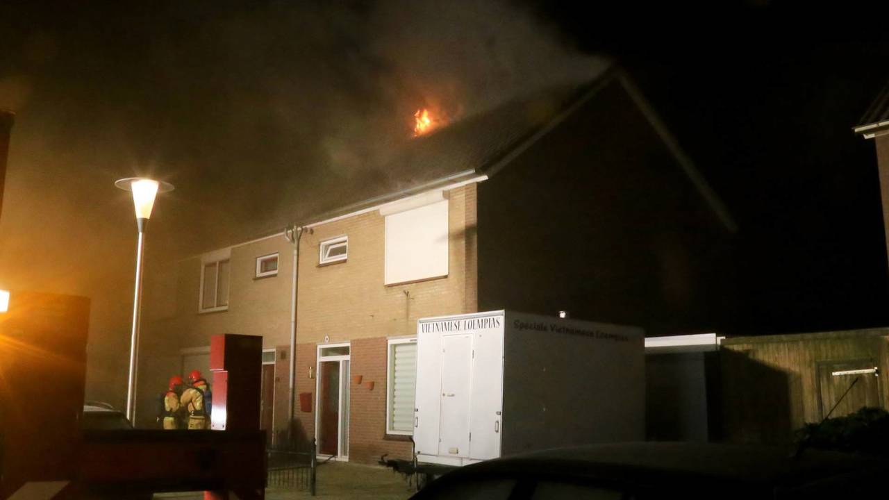 De vlammen sloegen uit het dak. (Foto: Harrie Grijseels)