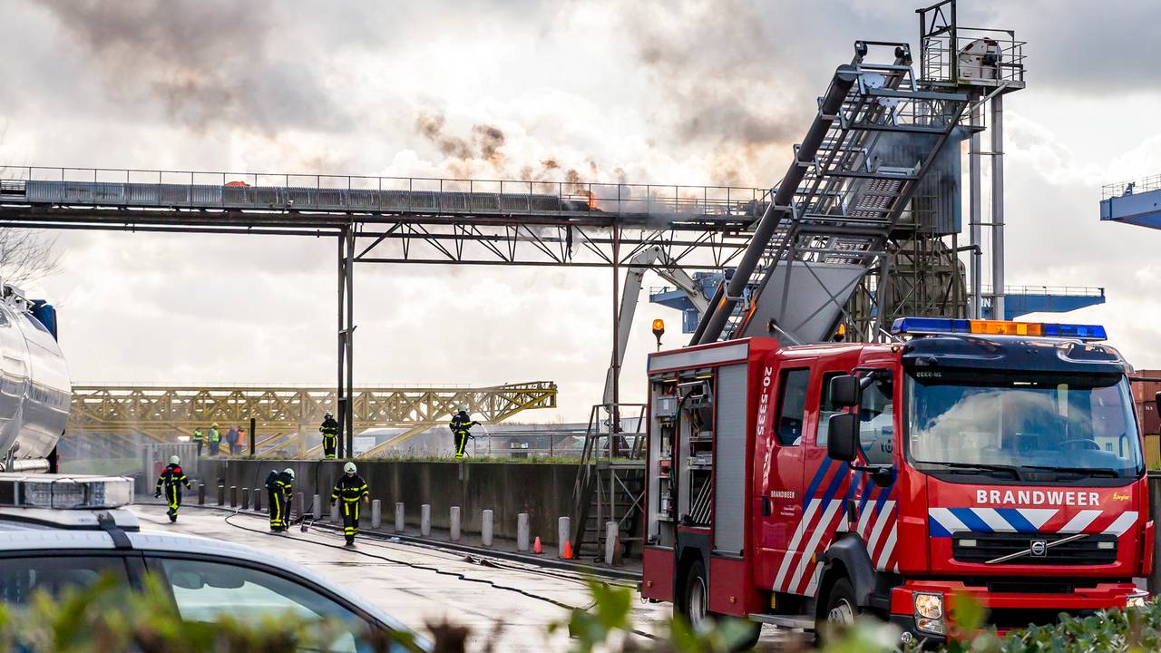De transportband staat in brand. Foto: Marcel van Dorst, SQ Vision Mediaprodukties
