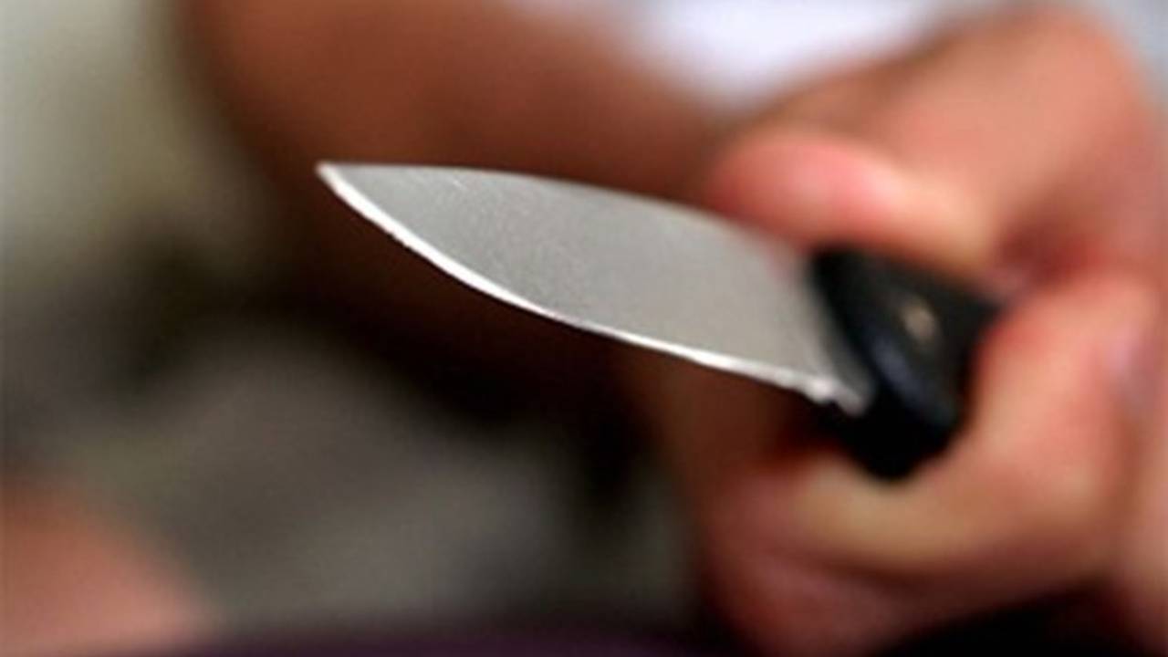 De overvaller zette een mes op de keel van de jongen (archieffoto).