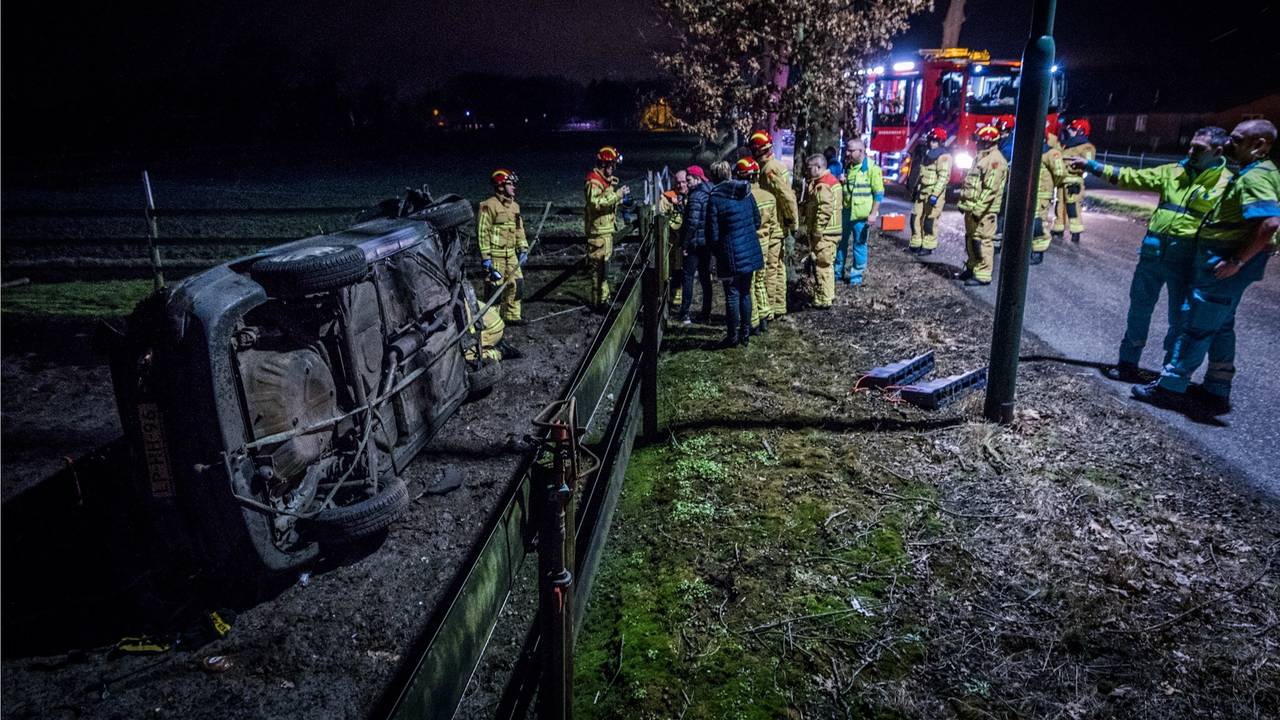 De auto op zijn kop in een paardenwei. Foto: Sem van Rijssel/SQ Vision