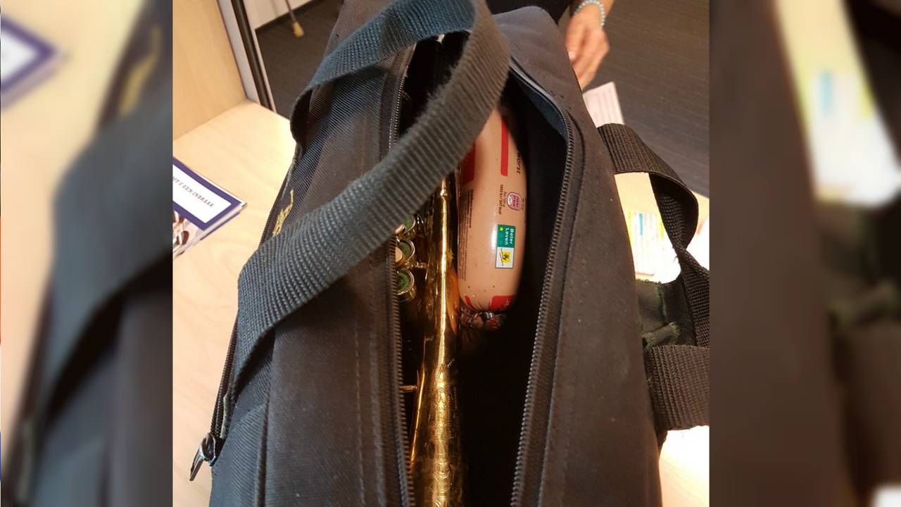 De gevonden trompet en worst. (Foto: Jack van Gool)