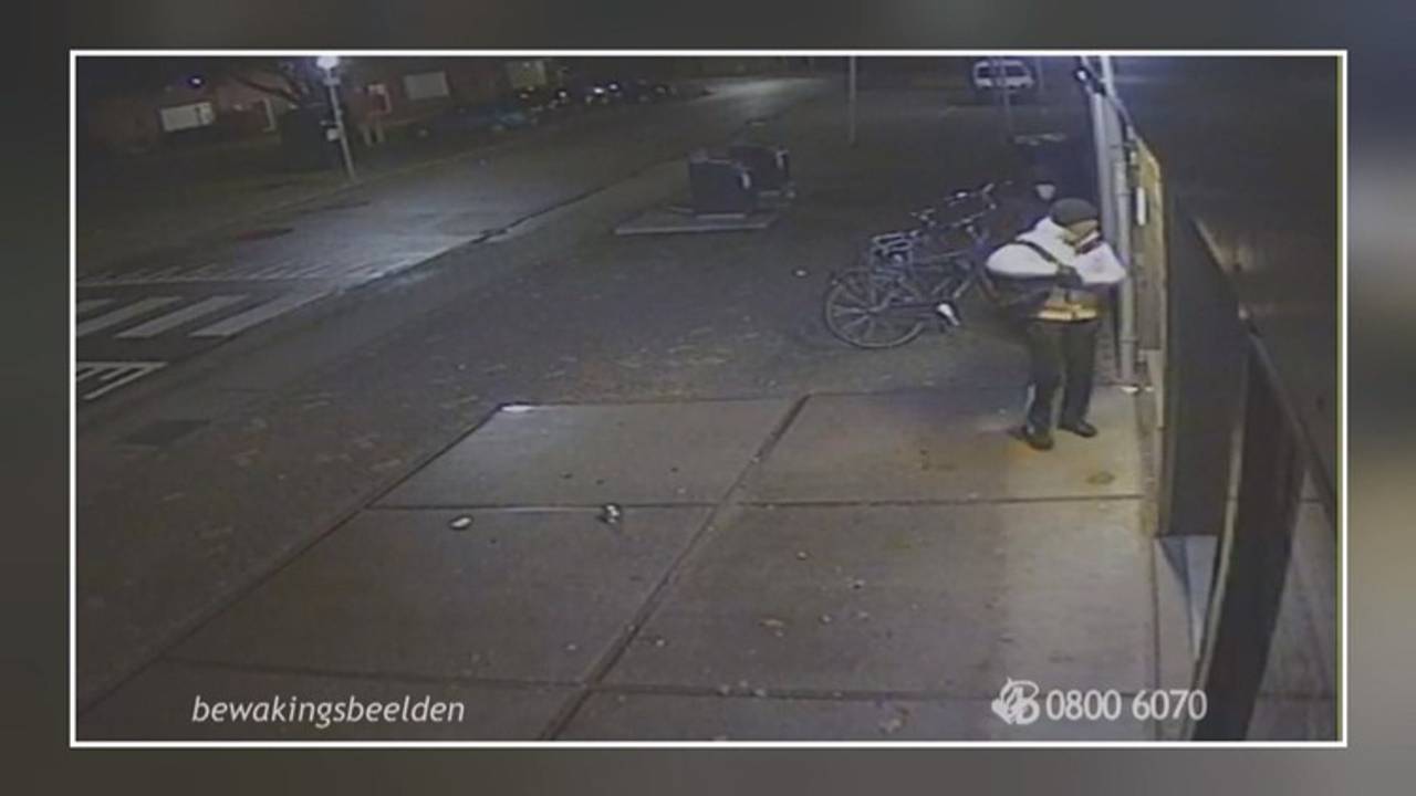 De twee overvallers zijn te zien op bewakingsbeelden. (Foto: Bureau Brabant)