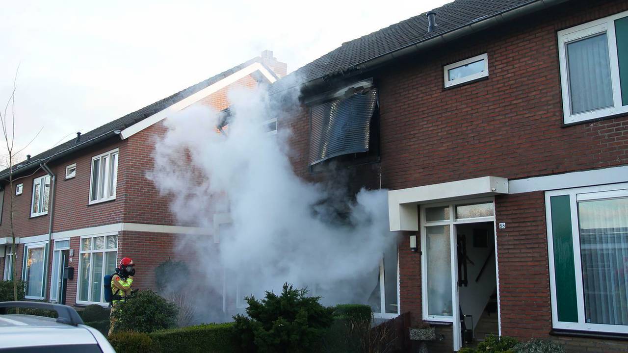 Bij de brand kwam veel rook vrij (foto: Pim Verkoelen/SQ Vision Mediaprodukties)