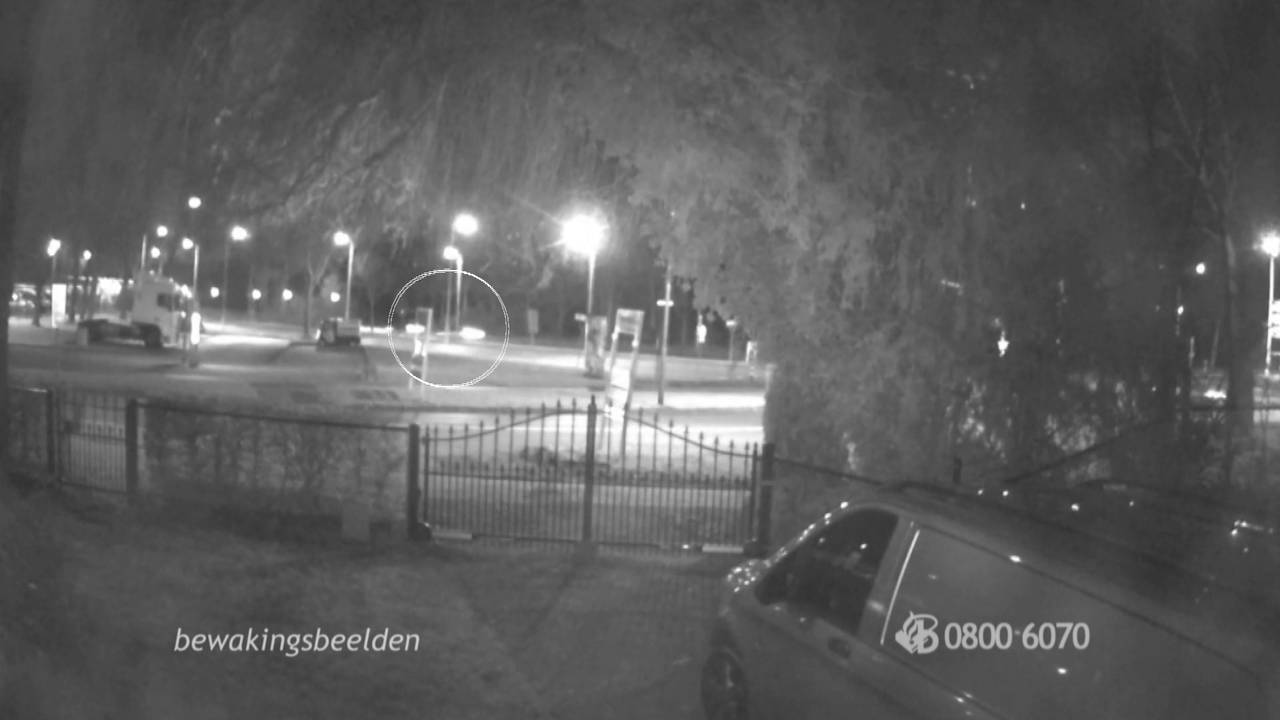 Bewakingsbeelden die rond het tijdstip van het ongeluk zijn gemaakt. (Beeld: Opsporing Verzocht)