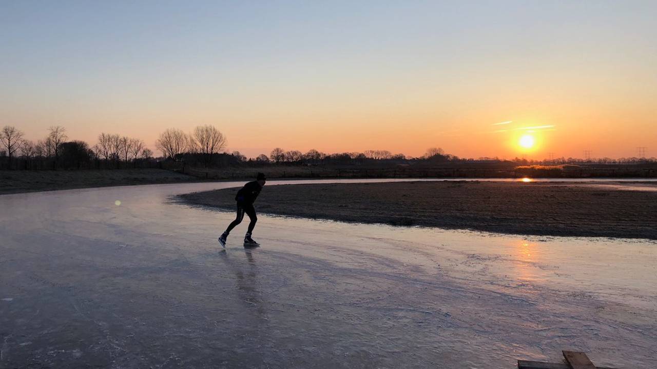 IJstransplantatie geslaagd: natuurijsbaan in Moergestel weer open - Omroep Brabant