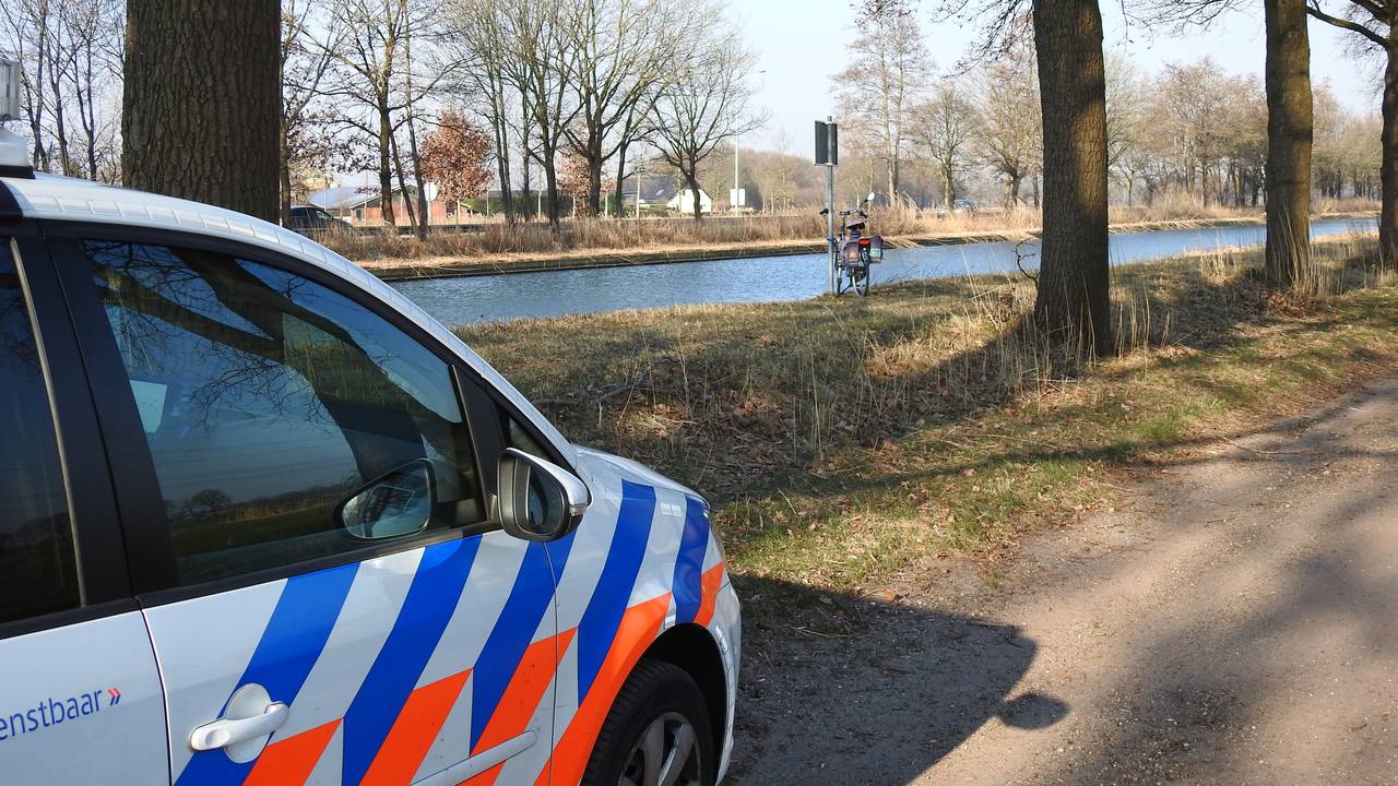 De vrouw viel woensdag in ijskoud kanaal in Asten. (Foto: Danny van Schijndel)