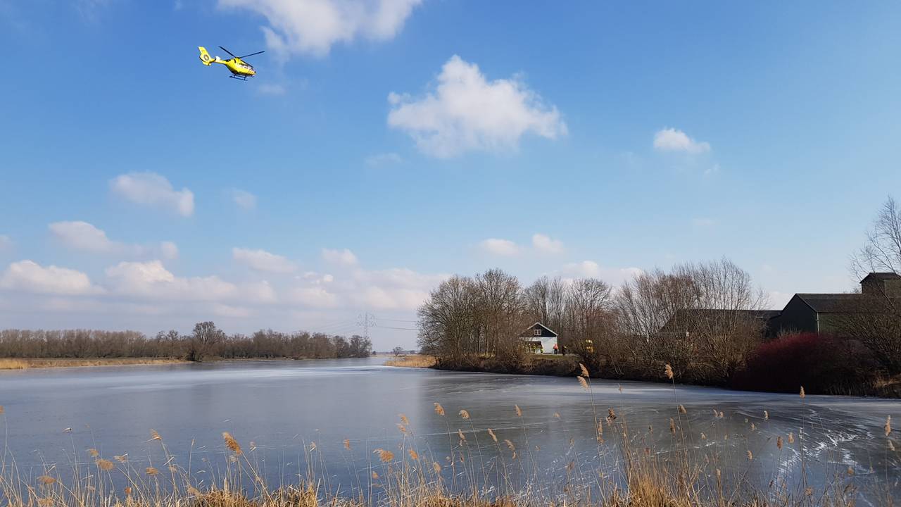 De man zakte door het ijs in het buitengebied van Hank. (Foto: GinoPress)