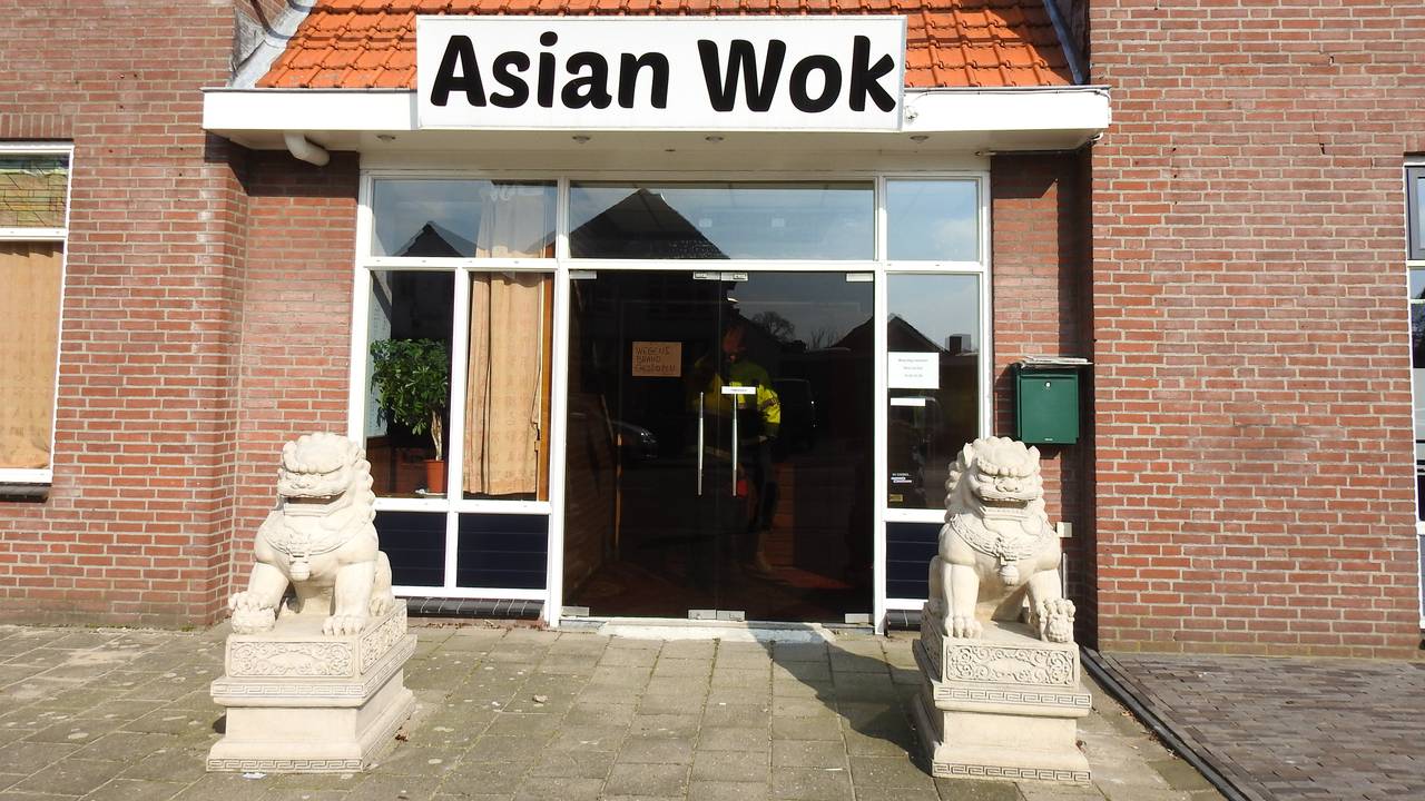 Bij Asian Wok in Mariahout werd niet alleen bami en nasi bereid. De politie heeft er duizenden wietplanten gevonden. (Foto: Danny van Schijndel)