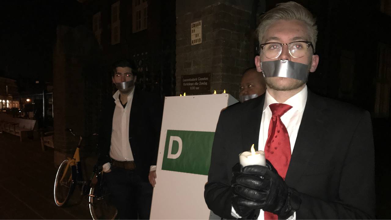 De jongerenafdeling van de SP protesteert tegen het afschaffen van het referendum. (Foto: Eva de Schipper)
