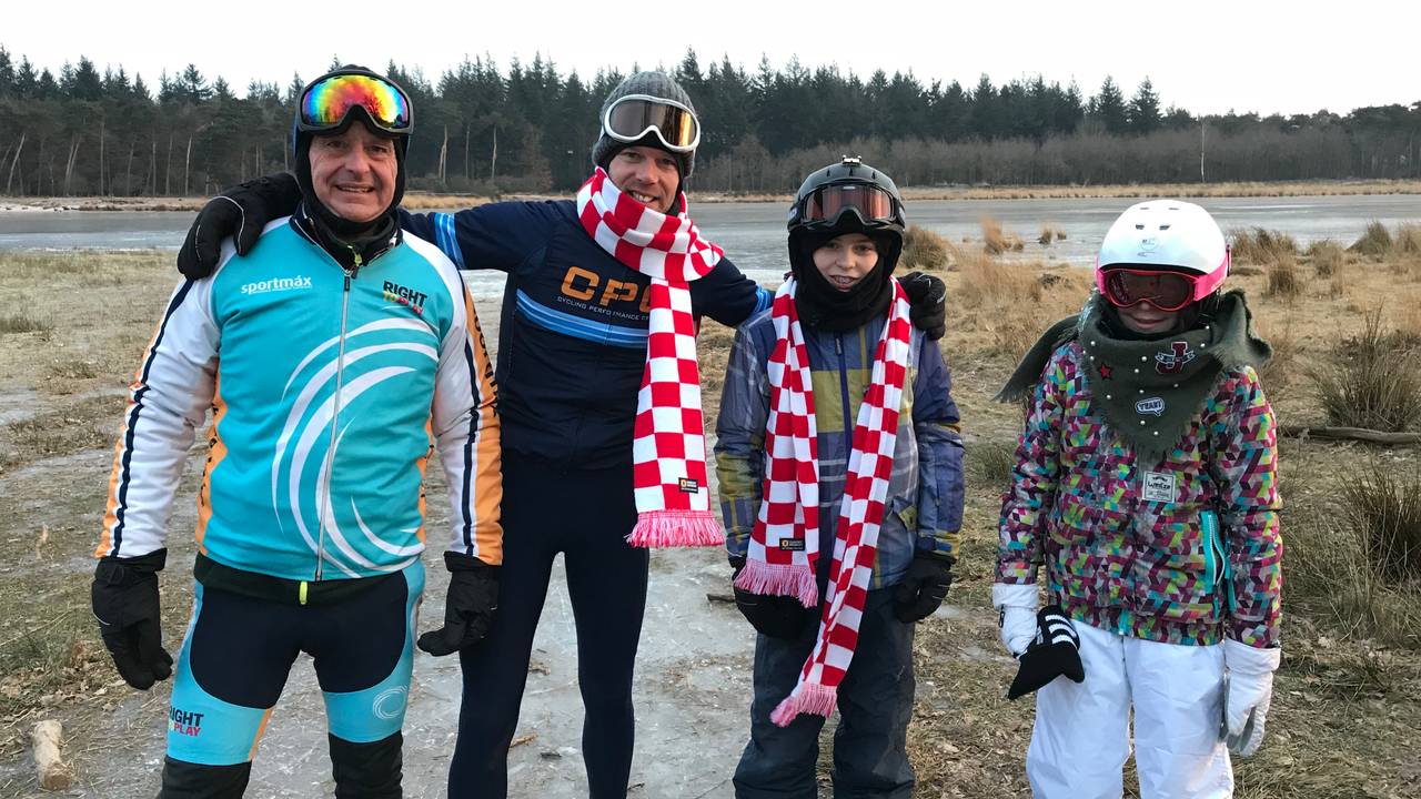 Erwin, zijn kinderen en een collega waren al om 7.00 uur aan het schaatsen (foto: Maarten van den Hoven)