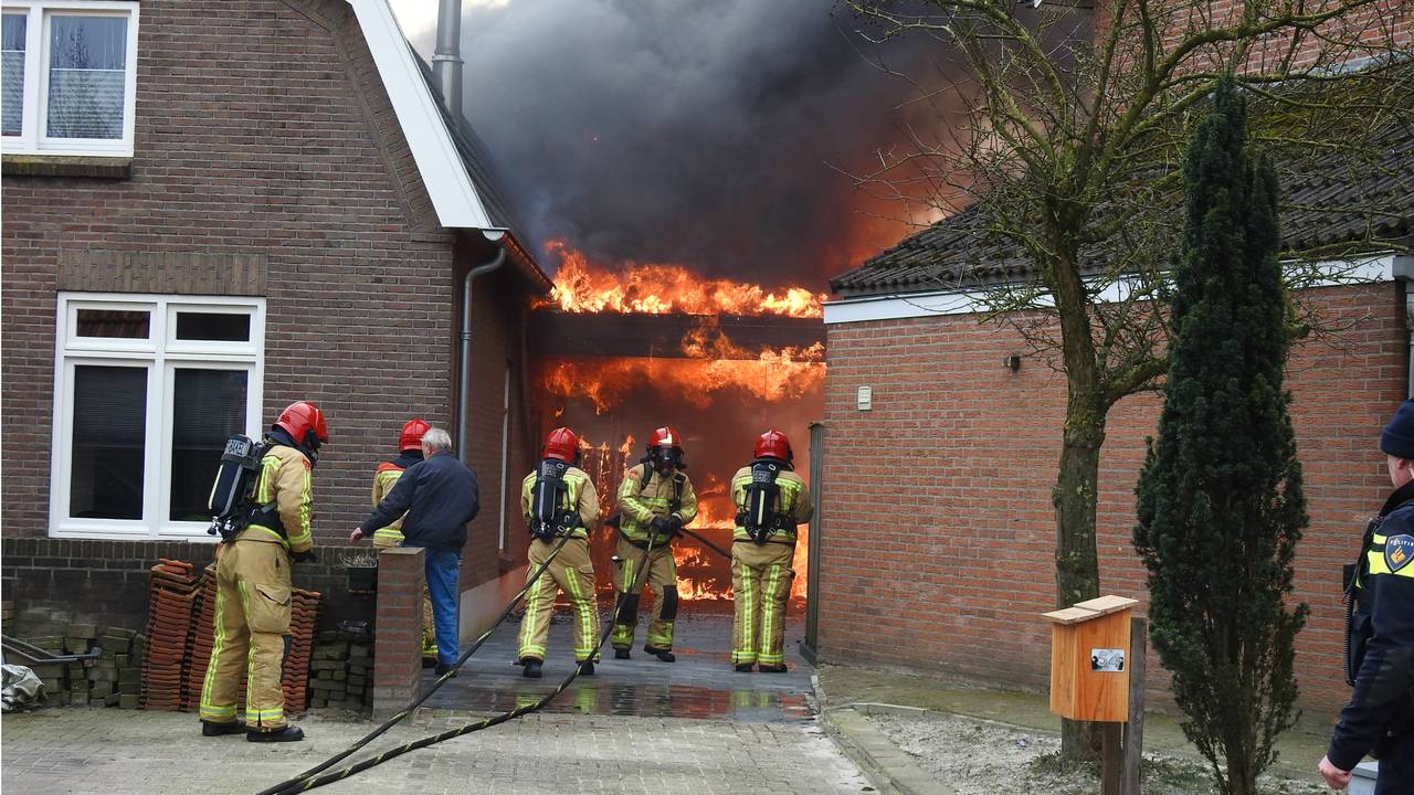 Hoe het vuur is ontstaan, is niet bekend. (Foto: Danny van Schijndel)
