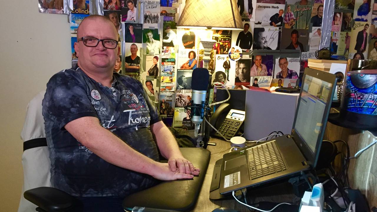 Jan Koetsier achter zijn microfoon in de Bredase wijk Tuinzigt.