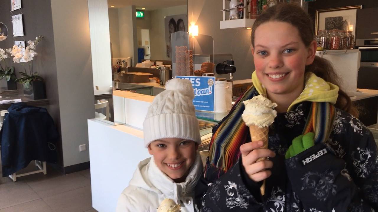 Te koud voor een ijsje? Niet voor deze meisjes!
