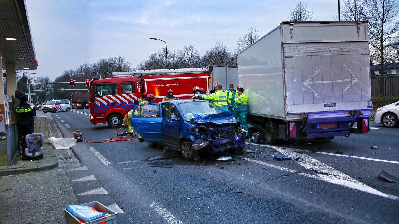 De bestuurster is met spoed naar het ziekenhuis gebracht. (Foto: Berry van Gaal/SQ Vision)