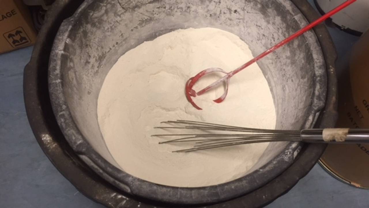 Speciekuip met drugsgrondstoffen in oefenlab politie (foto: Willem-Jan Joachems)