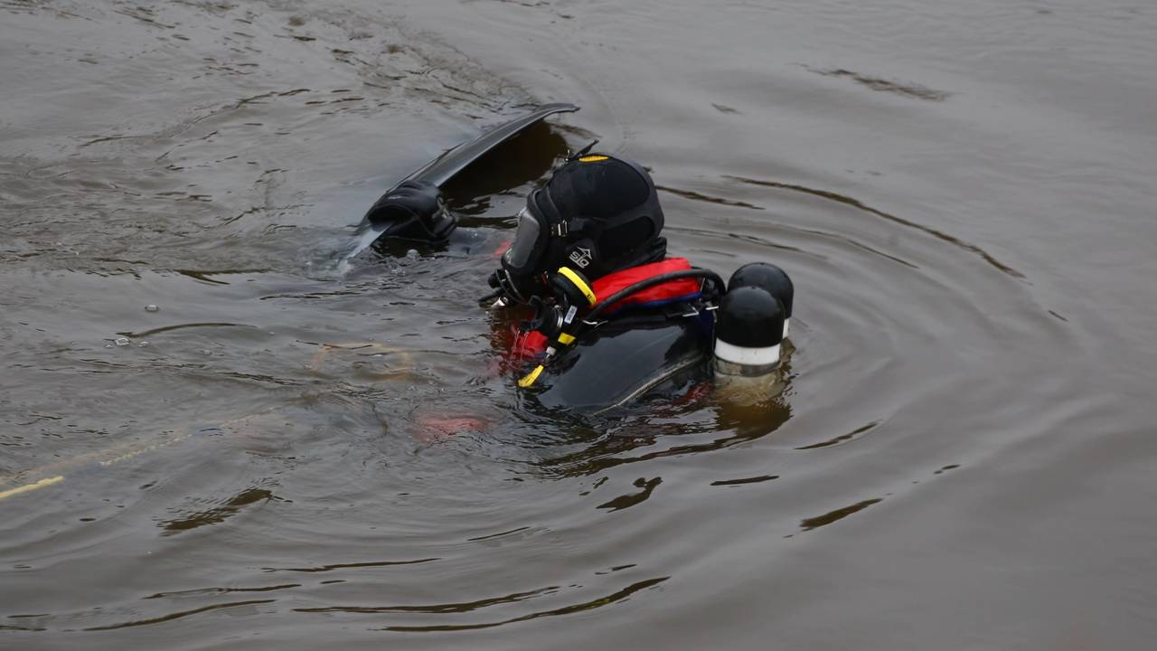 De achterkant van de auto steekt nog net boven het water uit. (Foto: Sander van Gils/SQ Vision)
