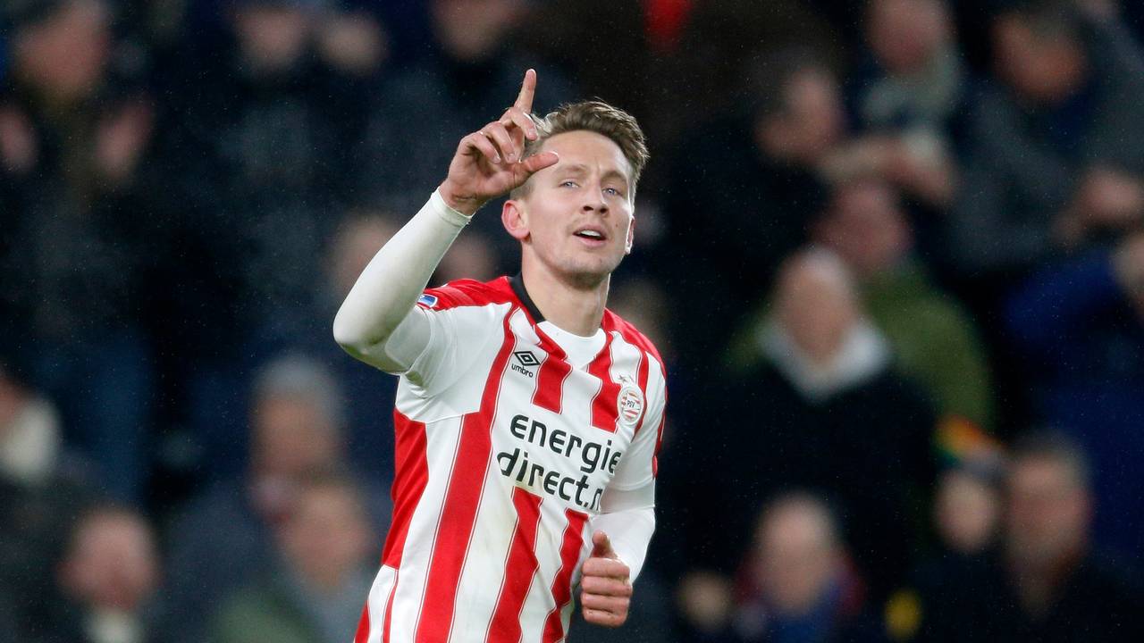 Luuk de Jong viert een van zijn 77 PSV-doelpunten (foto: VI Images).