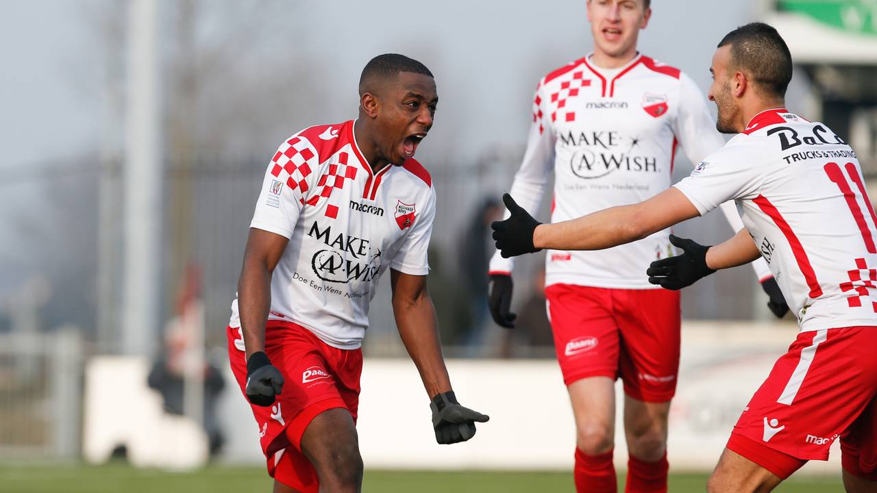 Vreugde bij Kozakken Boys na een doelpunt tegen VVSB (foto: OrangePictures).