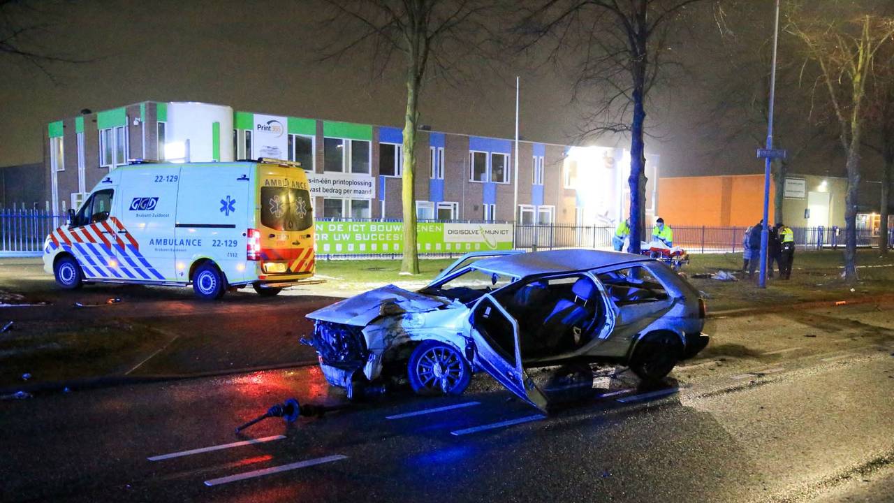 De auto raakte zwaar beschadigd. (Foto: Harrie Grijseels)