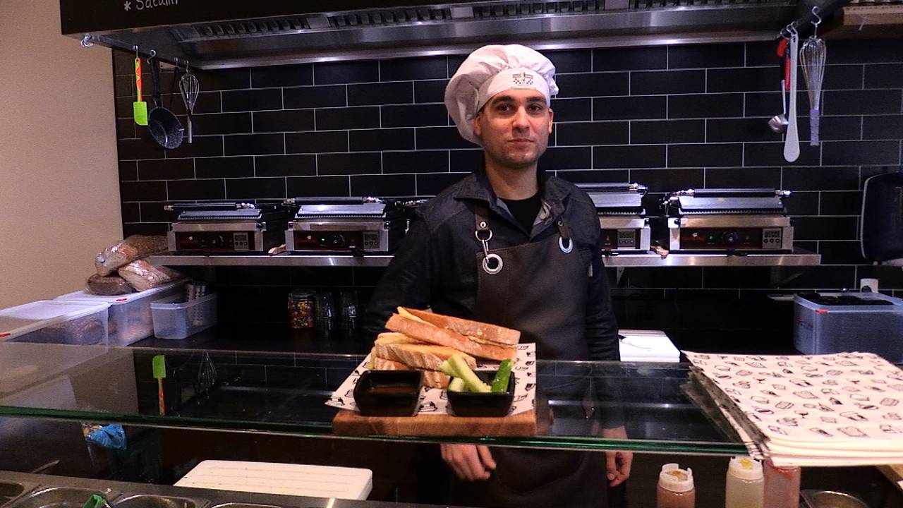 Xavier Moktar maakt vrolijke tosti's.