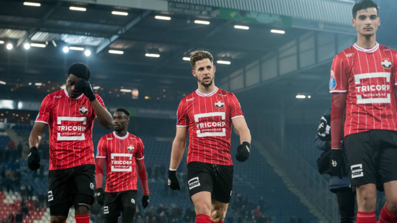 Willem II'ers druipen af na de nederlaag tegen Heerenveen. (foto: VI Images)