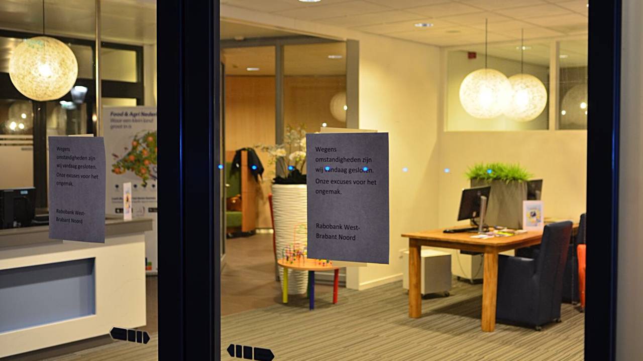 'Wegens omstandigheden gesloten', de Rabobank in Oudenbosch. (foto: Martijn de Bruin)